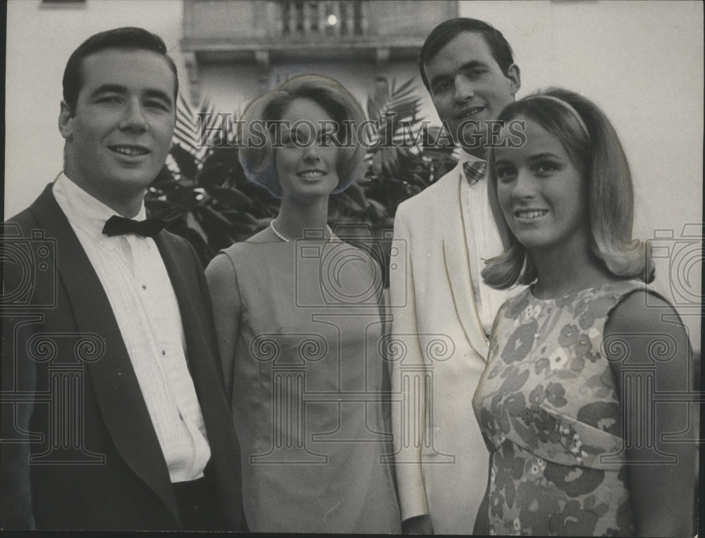 1967 Press Photo Nick &amp; Robert Woodward With Dates at Scribblers Event- Historic Images