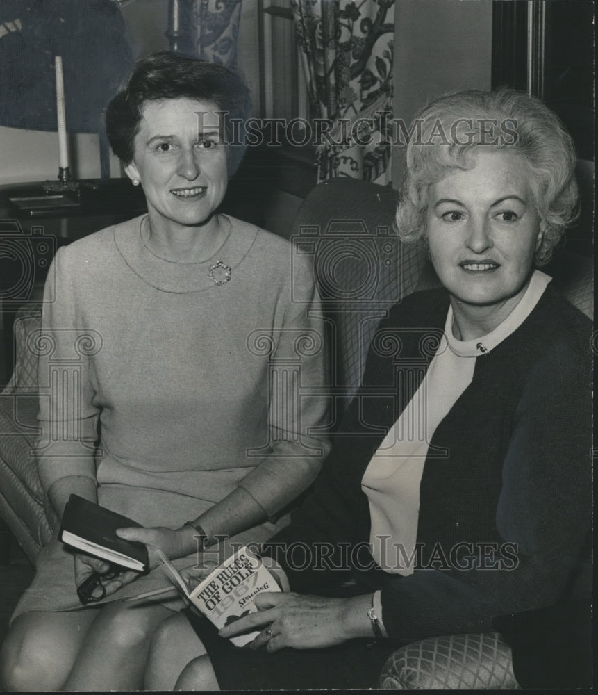 1968 Press Photo Women&#39;s Golf Chairmen Mrs. Milton Yeilding, Mrs. William Warren - Historic Images