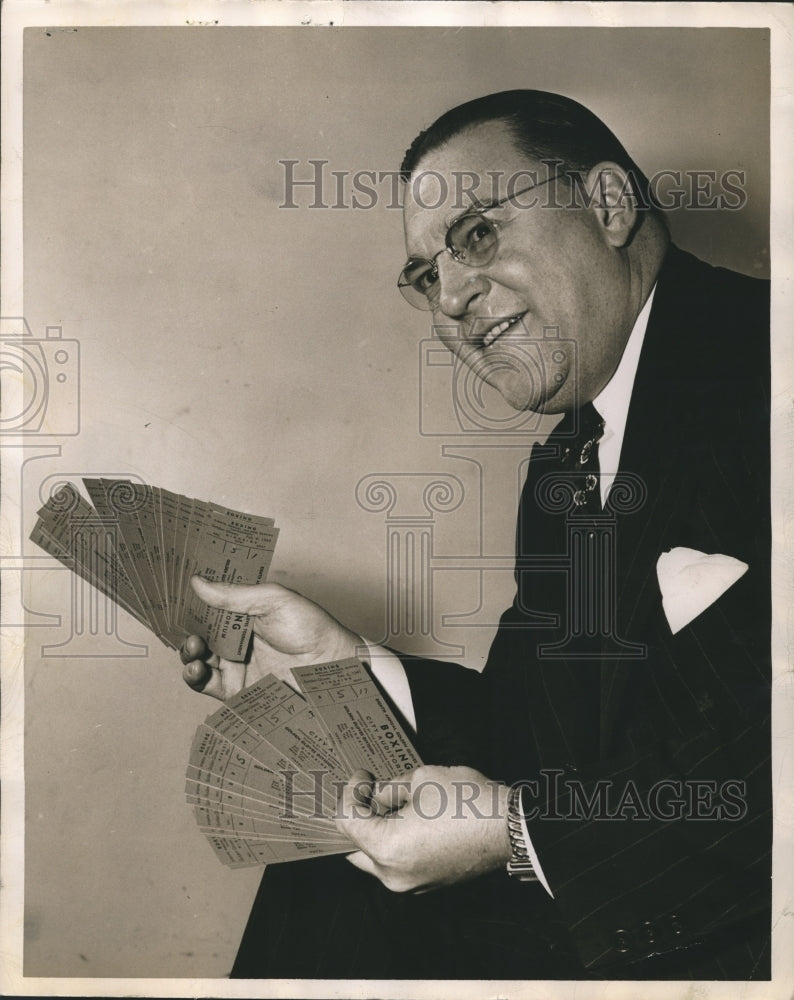 1947 Press Photo Chester W. Zahn with tickets to boxing event, Alabama - Historic Images
