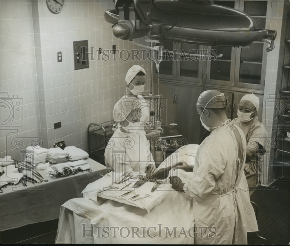 1965 Press Photo Operating Room at South Highland Hospital, Birmingham, Alabama- Historic Images