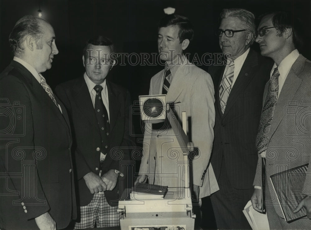 1974 Press Photo Alabama City Officials Discuss Programs- Historic Images