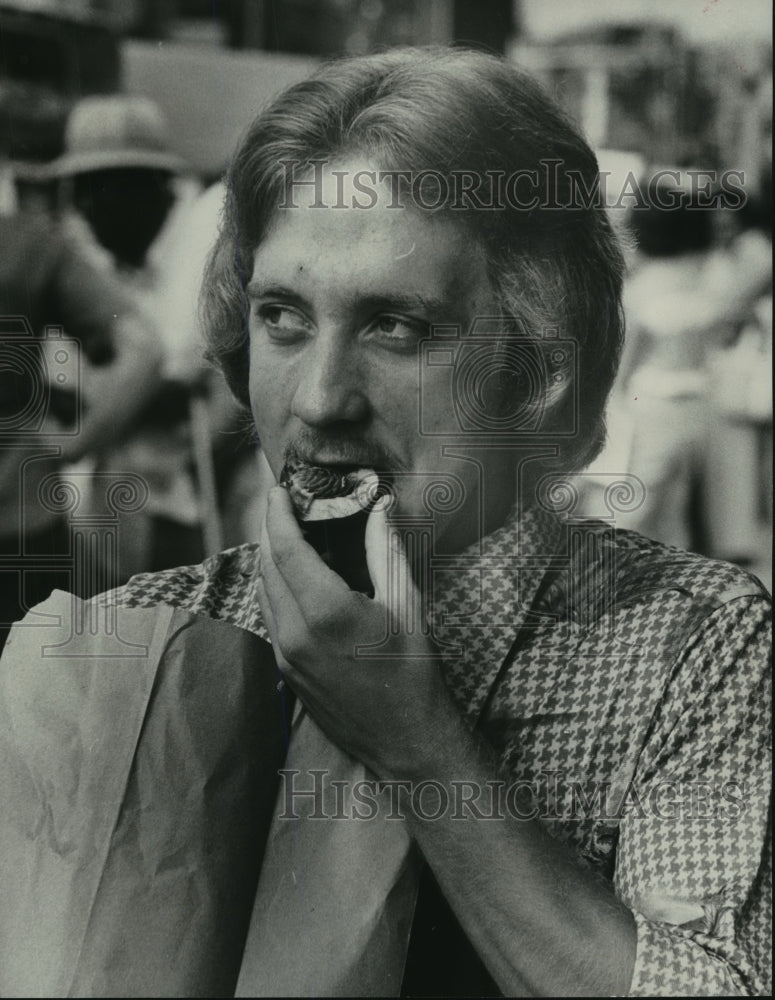 1978 Press Photo Birmingham Farmers Market - Man Eating, Birmingham, Alabama- Historic Images