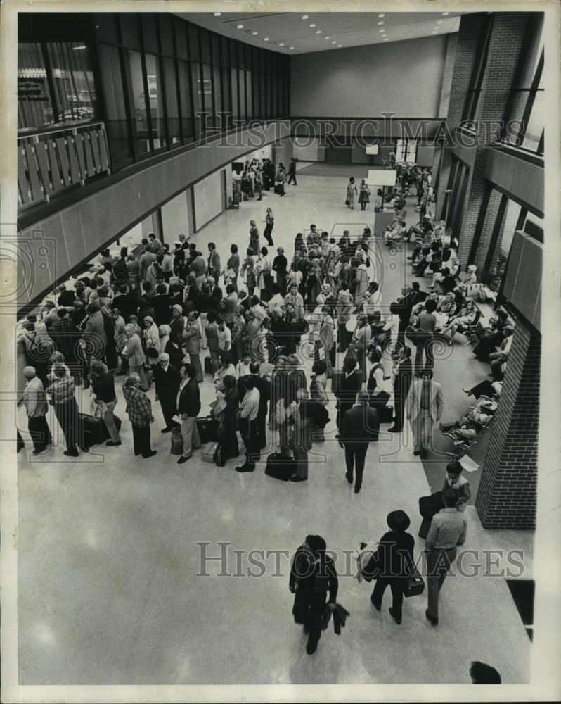 1976 Press Photo Long lines inside Birmingham airport - abna20976