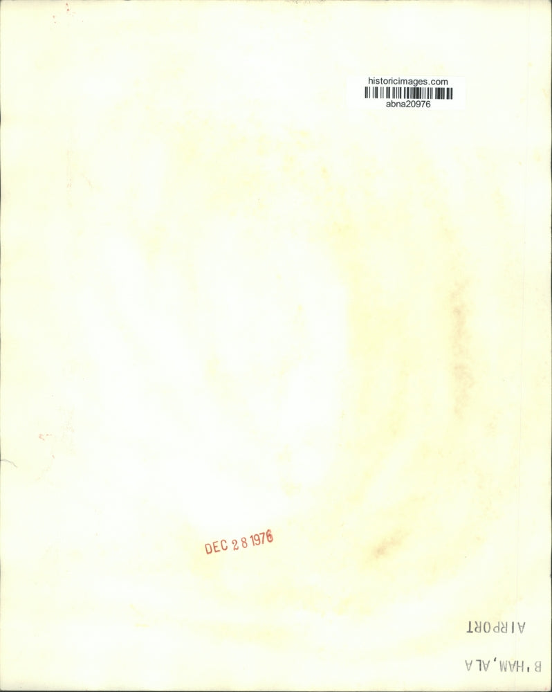 1976 Press Photo Long lines inside Birmingham airport - abna20976