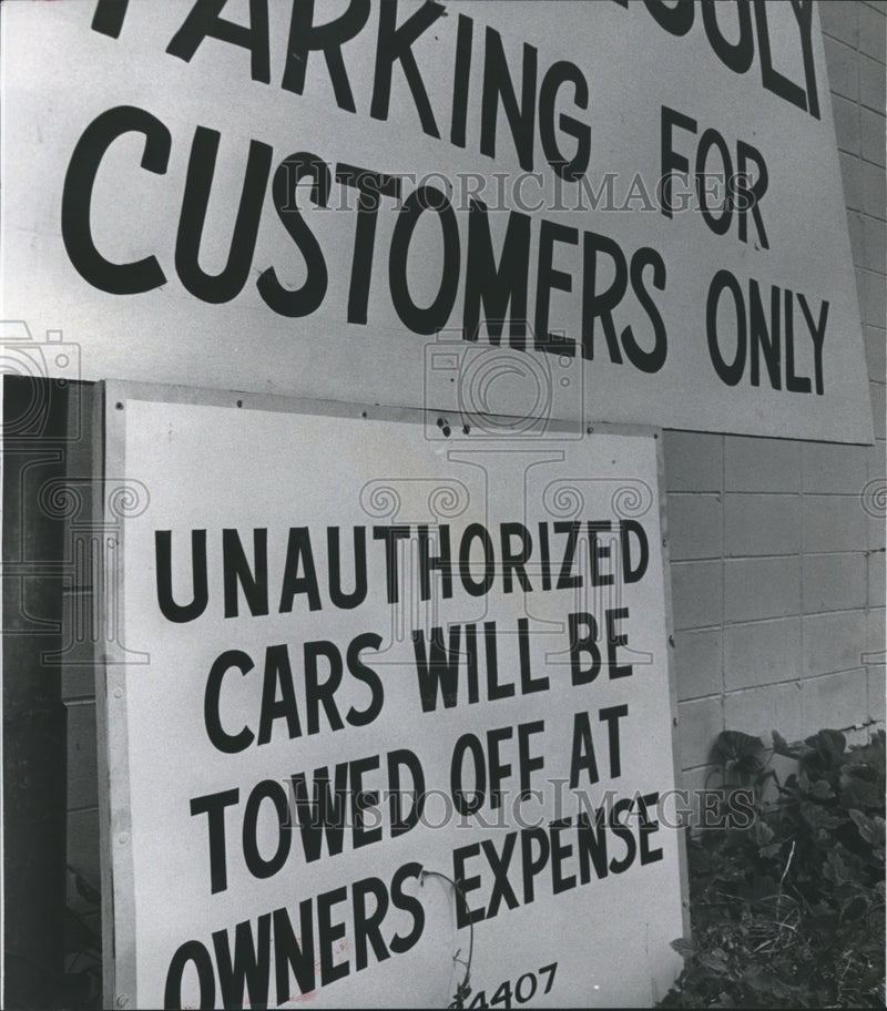 Load image into Gallery viewer, 1978 Press Photo Signs posted at Birmingham, Alabama grocery store parking lot
