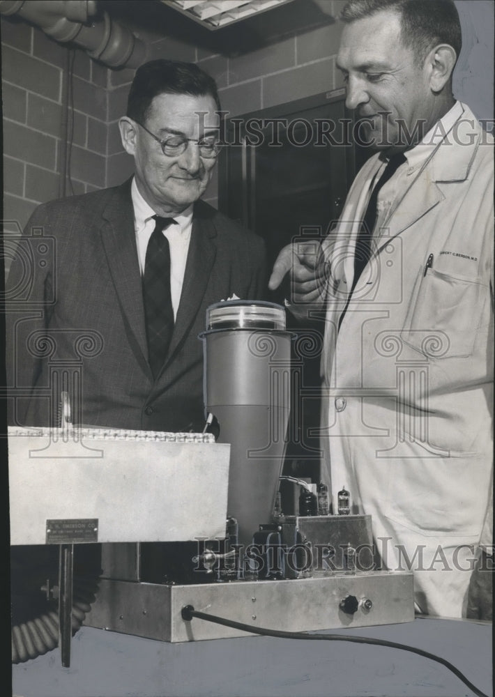 1960 Press Photo Dr. Robert C. Berson, Medical College of Alabama and Dr. Wilson- Historic Images