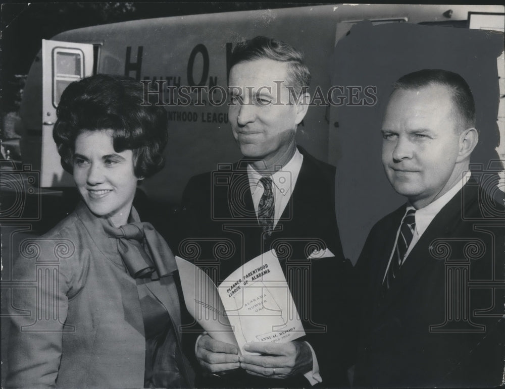 1966 Press Photo Dr. O. Thomas Bolding and team back Planned Parenthood Project - Historic Images