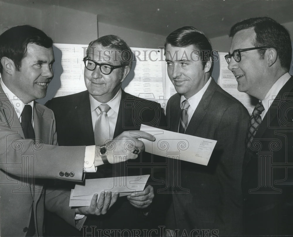 1972 Press Photo Members of YWCA capital development fund at meeting- Historic Images