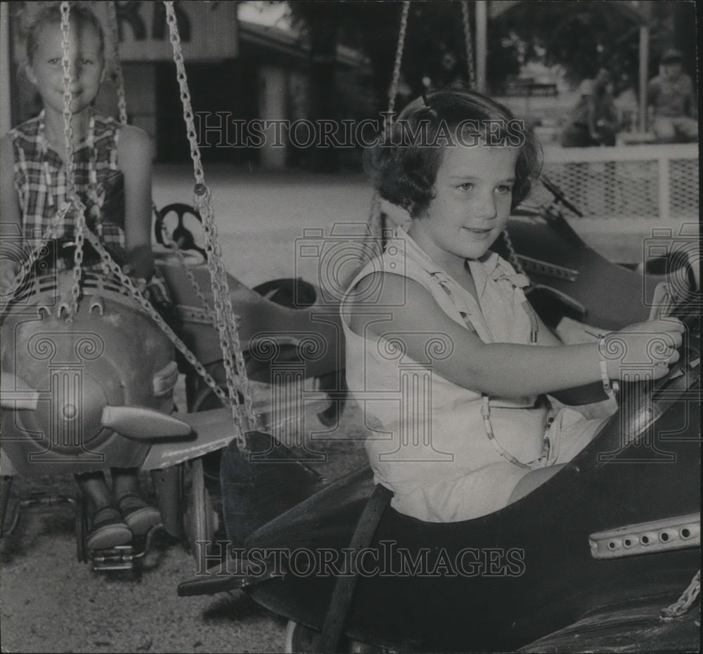 1958 Press Photo Young girl on airplane ride in kiddleland at the fair, Alabama - Historic Images