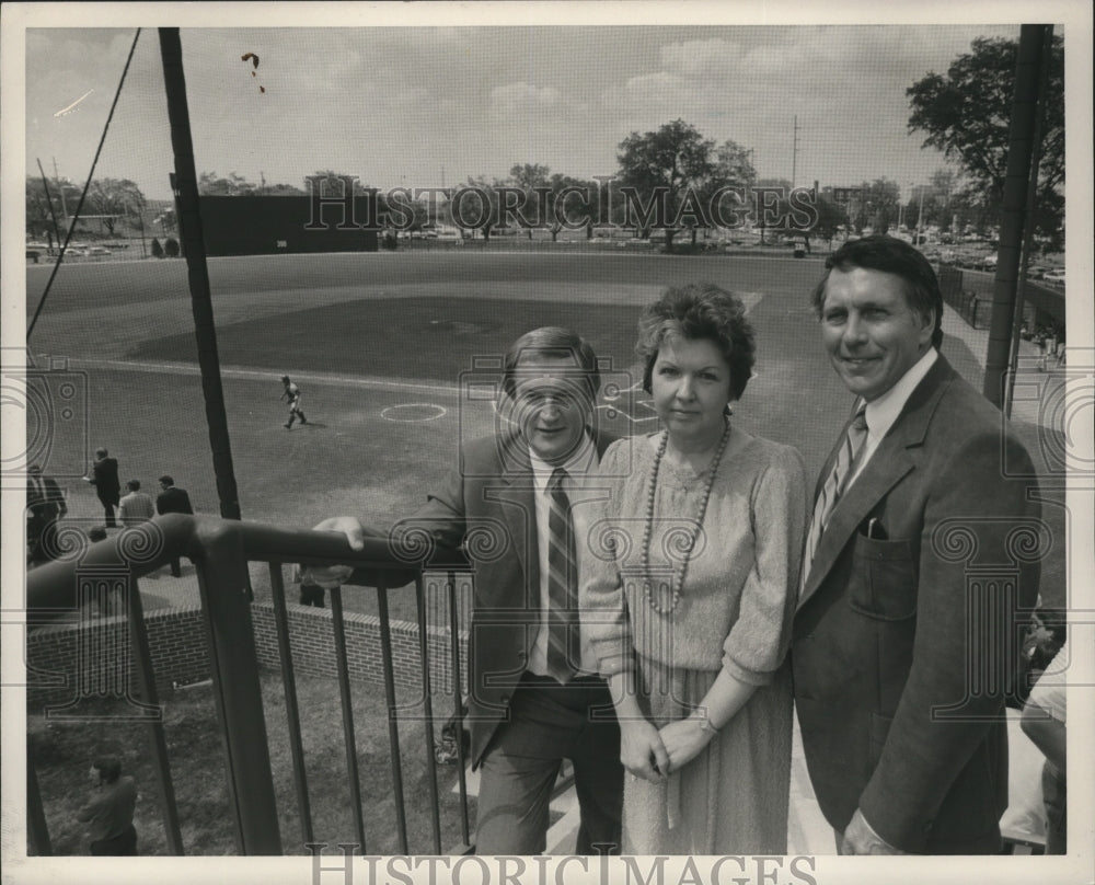 1985 Press Photo Dignitaries at University of Alabama Birmingham baseball field. - Historic Images