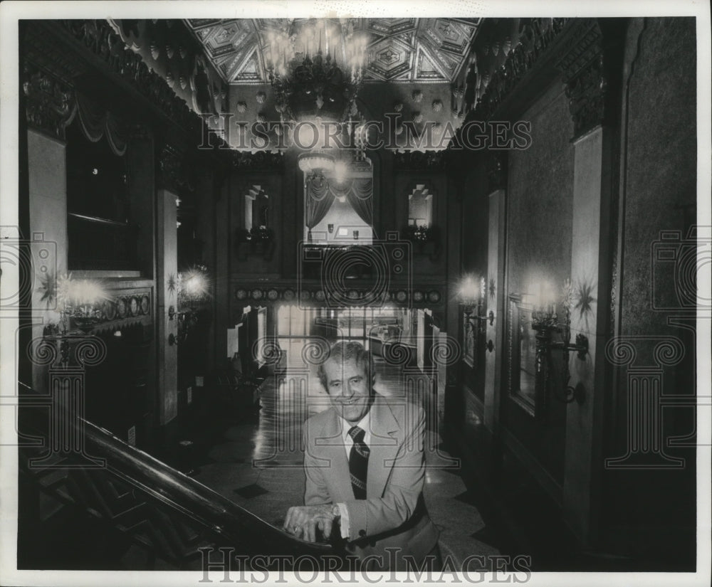 1974 Press Photo Manager Cecil Brown in Plush Entrance Hall, The Alabama Theatre- Historic Images