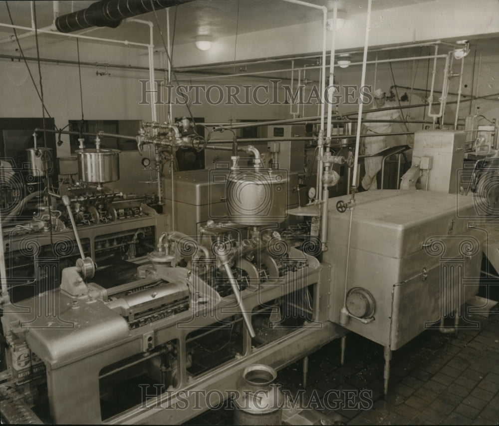1954 Press Photo Pictured are the two paper carton filling machines at Plant
