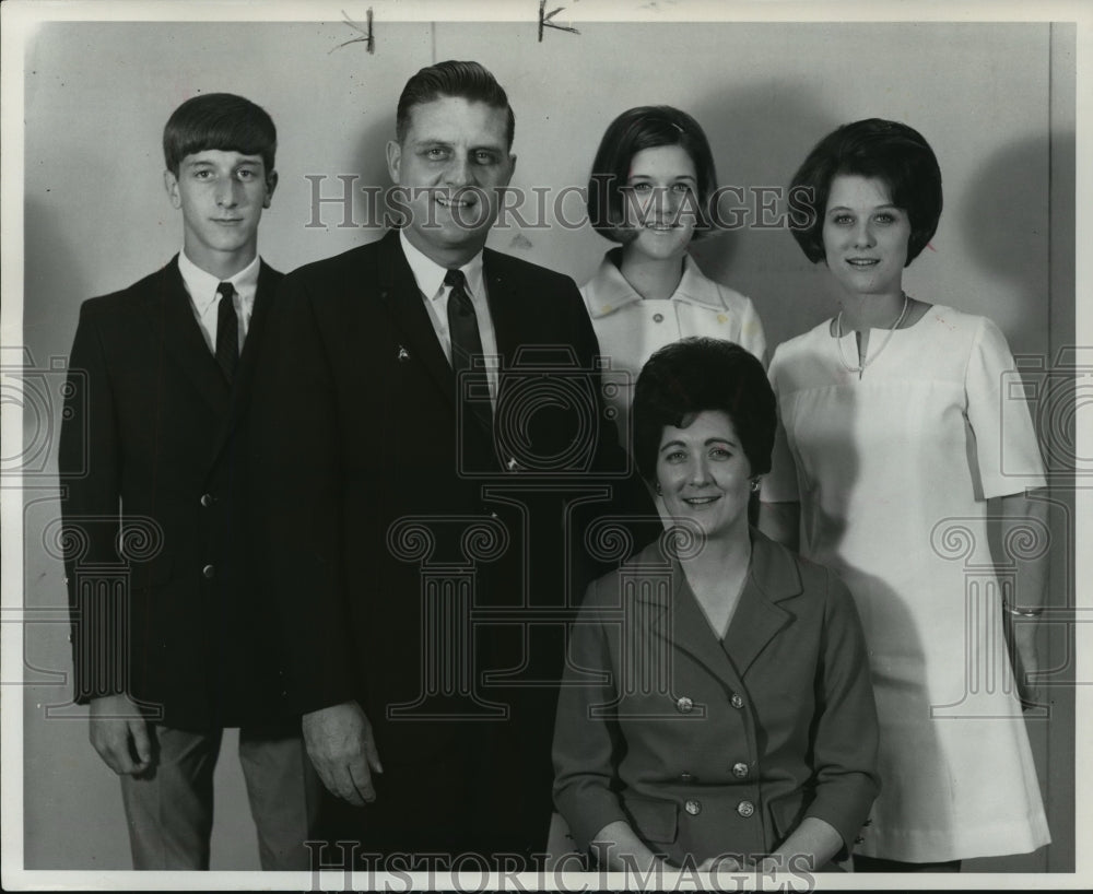 1968 Press Photo James C. Yarbrough, Wife Jean, and Children Gayle, Sue, and Rob - Historic Images