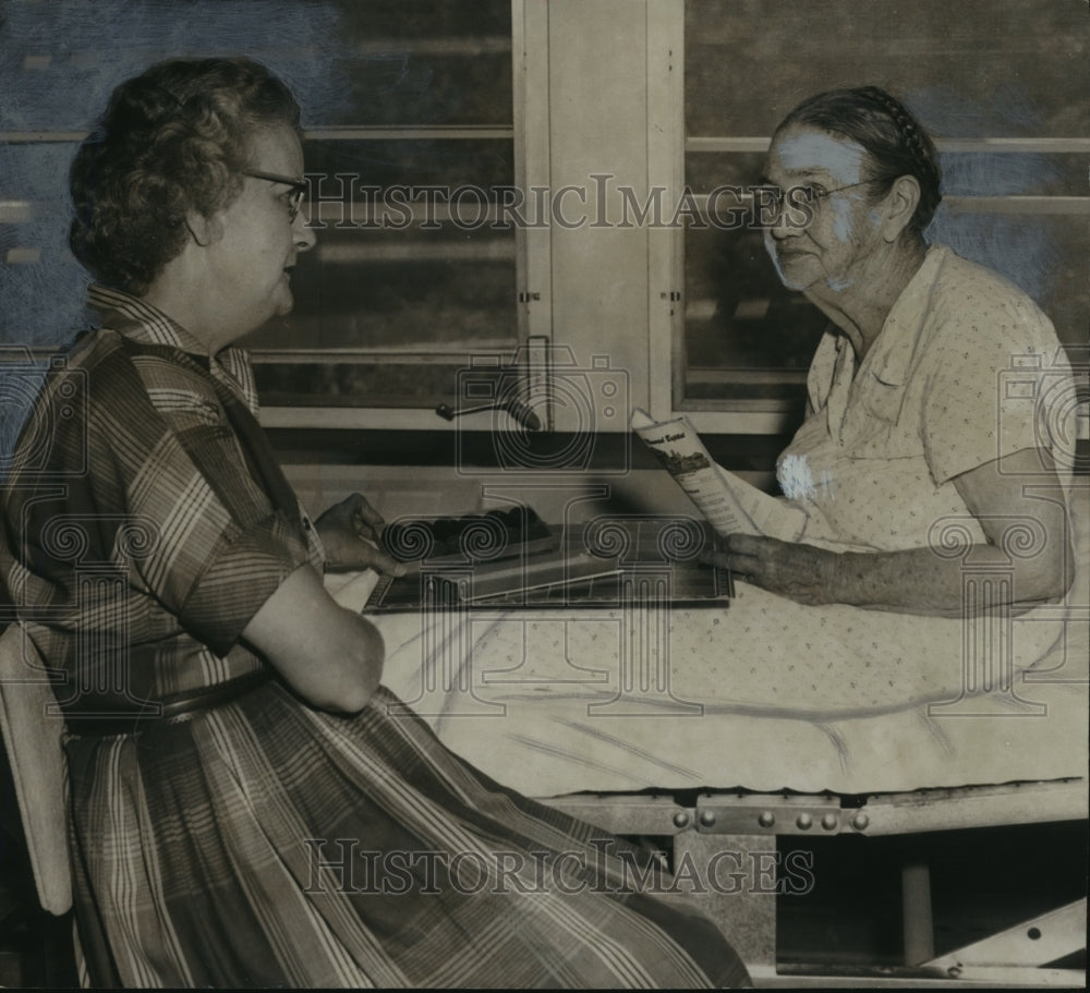 1959 Press Photo Mrs. Minnie Cochran has a visitor, Mrs. Beatrice Boggan stops - Historic Images