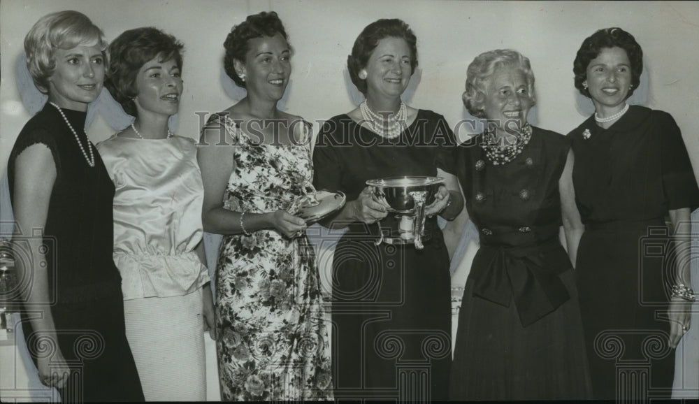 1961 Press Photo Women golfers participating in Barbara W. Marx Golf Tournament - Historic Images