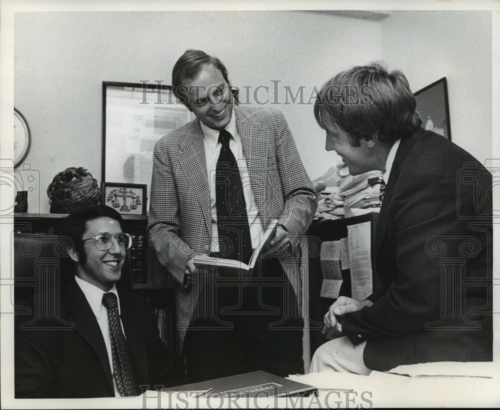 1974 Press Photo Don Valeska, Assistant Attorney General with Others in Office- Historic Images