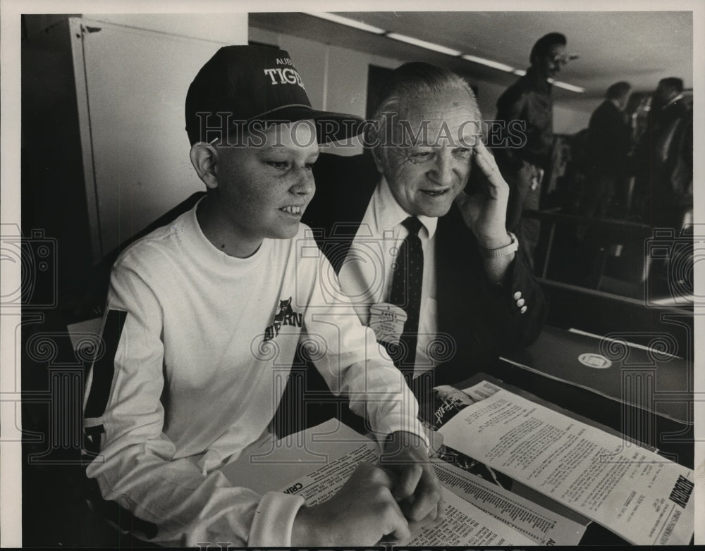 1987 Press Photo Stephen Embray with sports staff Alf Van Hoose in press box - Historic Images