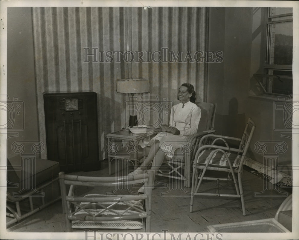 1951 Press Photo Pauletta Drummond at the Crippled Children&#39;s Clinic, Birmingham- Historic Images