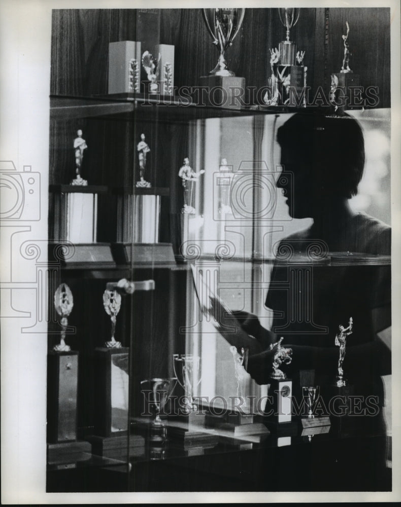 1964 Press Photo Debate Team, Mary John Smith of Elba and Trophies- Historic Images