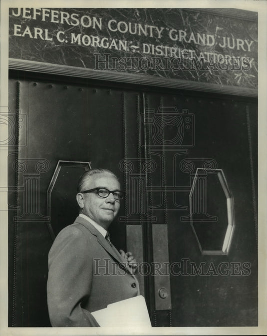 1969 Press Photo James O. Butler, Coroner, by entrance to County Grand Jury- Historic Images