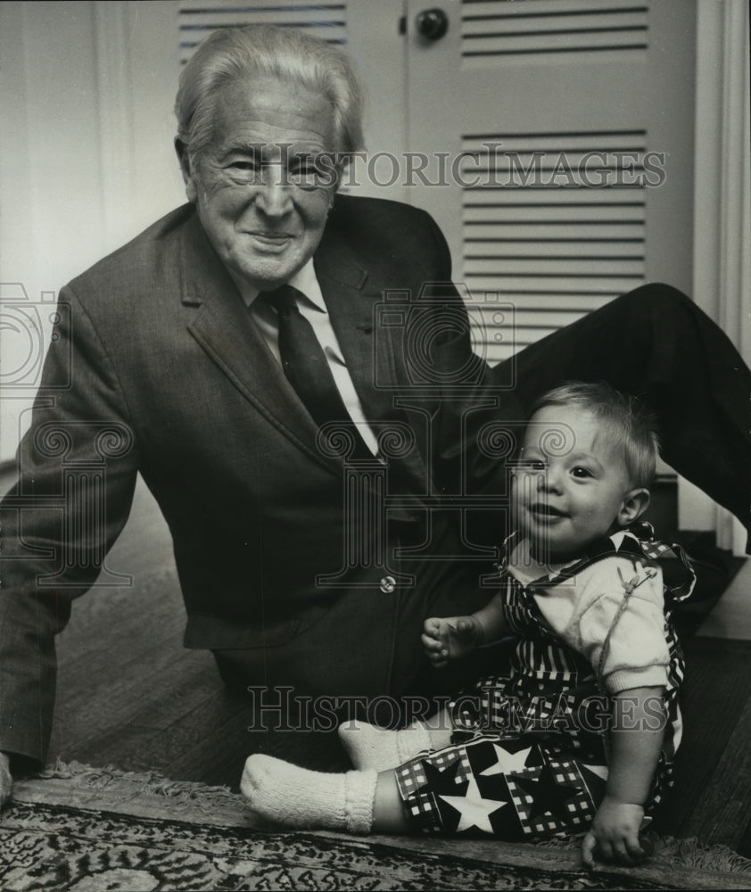 1973 Press Photo Gene Canu of Paris with Grandson William- Historic Images