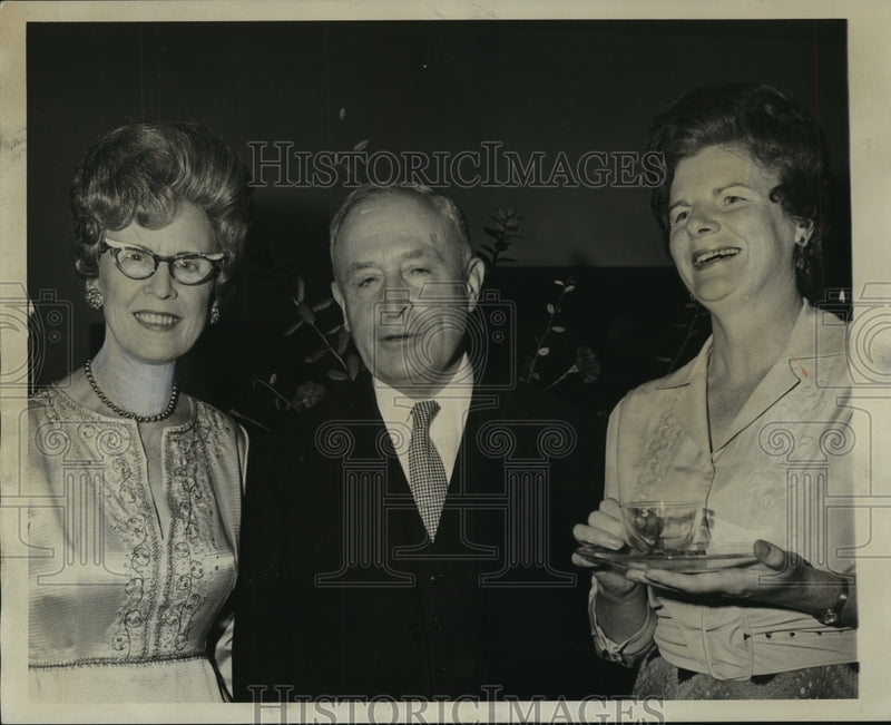 Load image into Gallery viewer, 1970 Press Photo Clubwoman Nell Butler at event - abna24400
