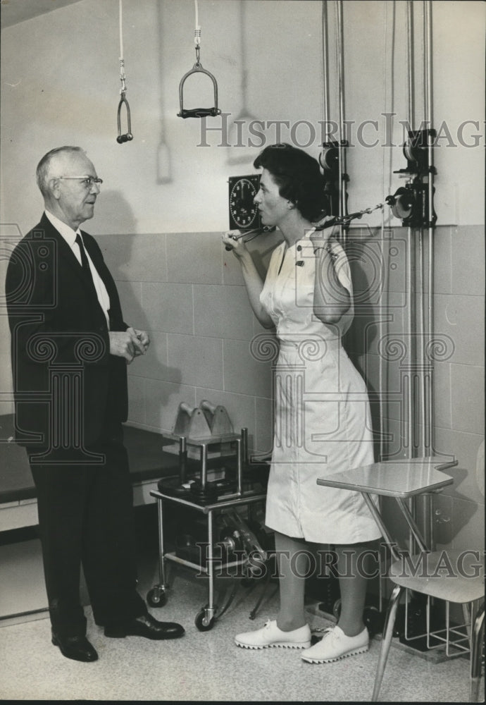 1962 Press Photo Leslie Waller, supervisor of Vocational Rehabilitation- Historic Images