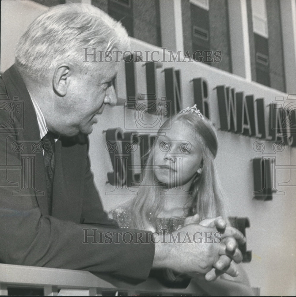 1973 Press Photo Lee Wallace listens outside Lurleen Wallace nursing school - Historic Images