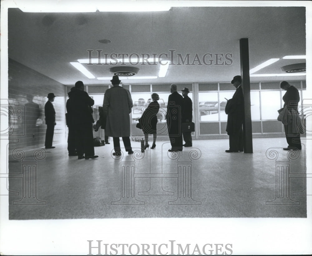 1962 Press Photo People wait at Birmingham Municipal airport - abna25490