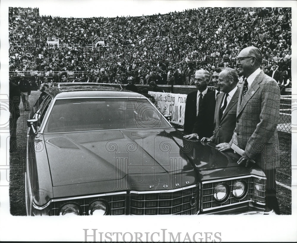 1972 Press Photo Jeff Beard, coach,  with others at Auburn stadium, Alabama- Historic Images