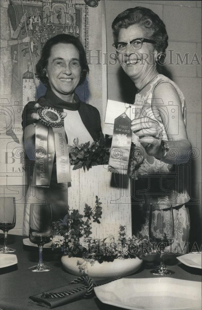 1970 Press Photo Mrs. Charles Wood with winning ribbons at table setting- Historic Images