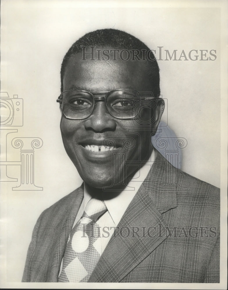 1972 Press Photo Insurance Executive Louis Willie- Historic Images