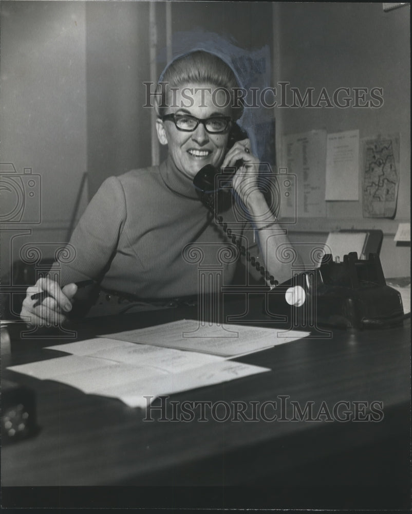 1972 Press Photo Carol Willis, aide to Martha Mitchell on phone- Historic Images