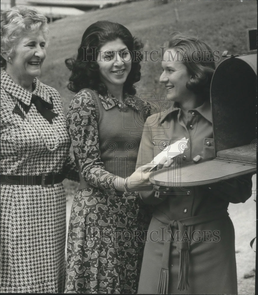 1973 Press Photo Mrs. Harvey Deramus, Mrs. Sharbel, Mrs. Miree post notices- Historic Images