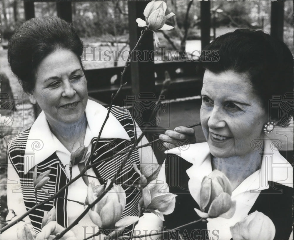 1974 Press Photo Mrs. Thompson &amp; Mrs. Wohlford planning spring flower show, AL- Historic Images