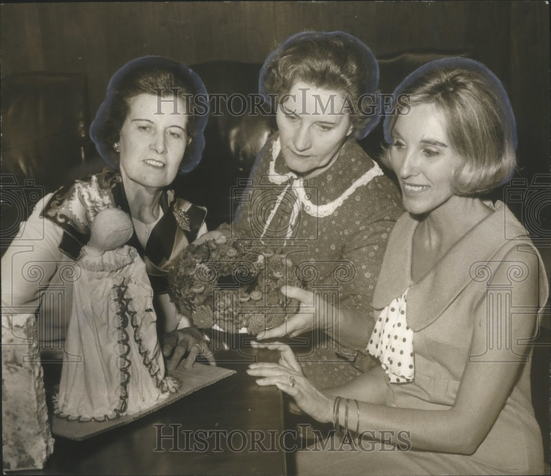 Load image into Gallery viewer, 1969 Press Photo Mrs. Wohlford, Mrs. Lindsay &amp; Mrs. Lovelady plan craft show, AL
