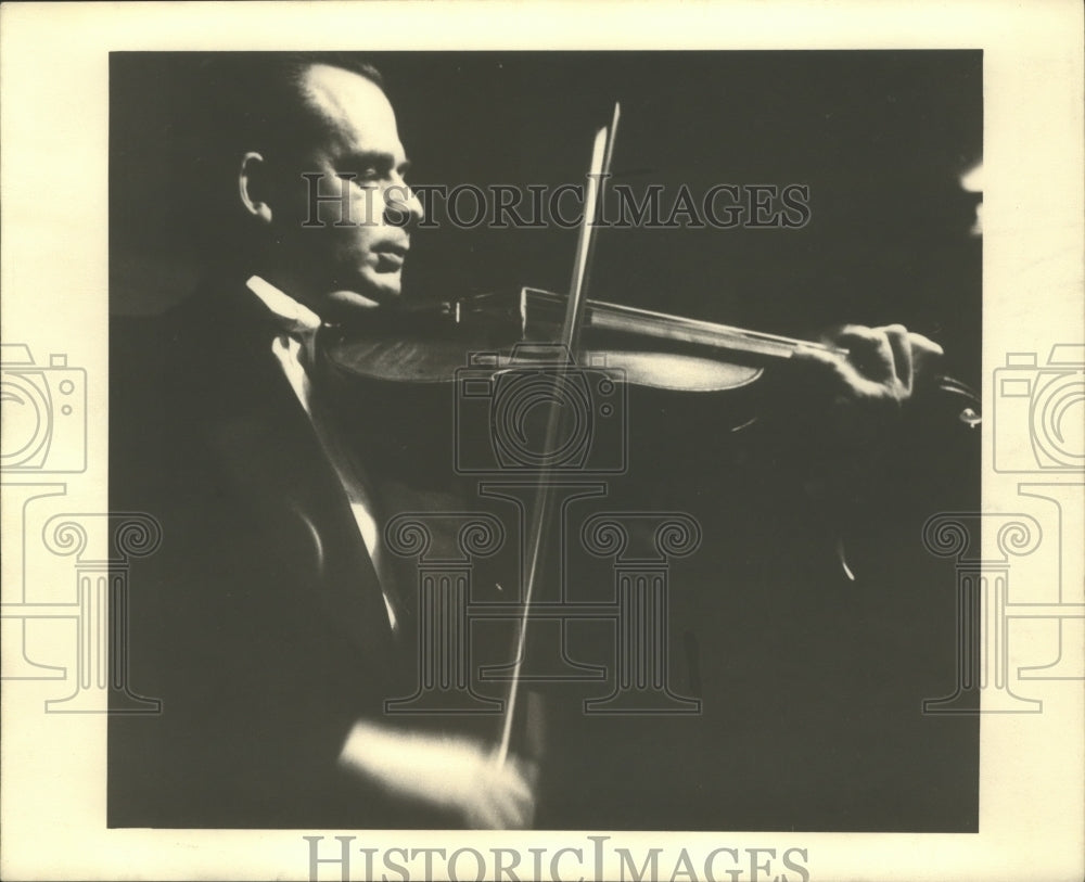 1968 Press Photo Harold Wolf, Concertmaster playing Viola - abna26912 - Historic Images