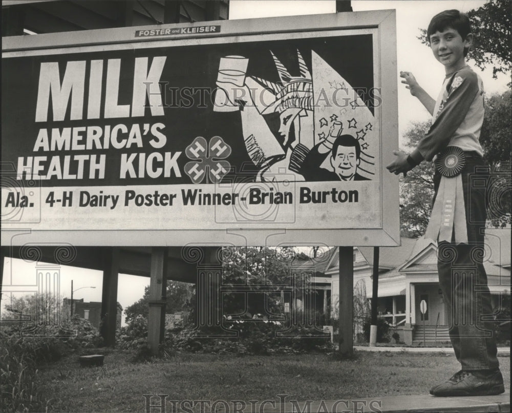 1986 Press Photo Brian Burton and his sign and Award on Belt - abna27095 - Historic Images