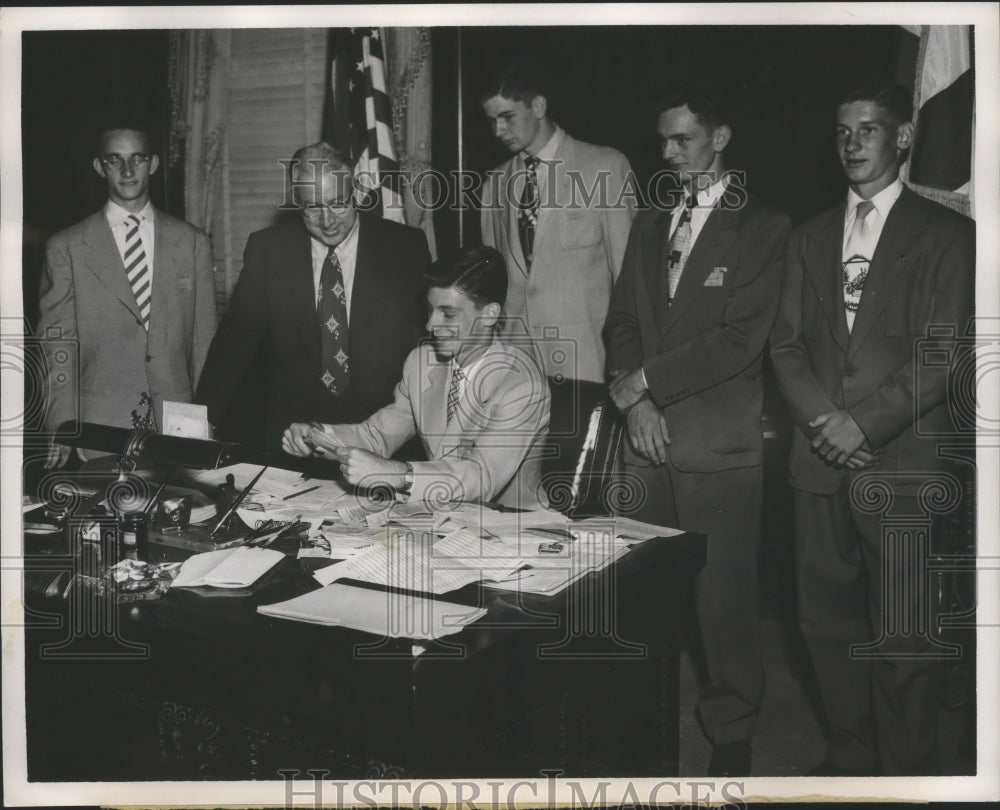 1951 Press Photo Boys State Governor Milam Turner at desk- Historic Images