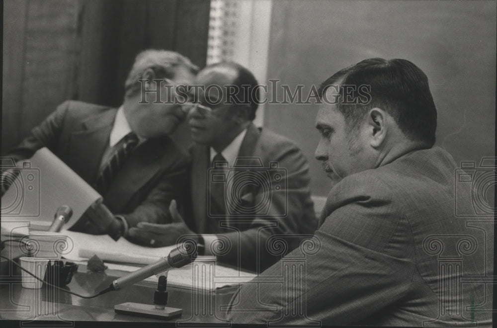 1985 Press Photo Richard Arrington talks with attorney Charlie Wyatt; Billy Webb- Historic Images