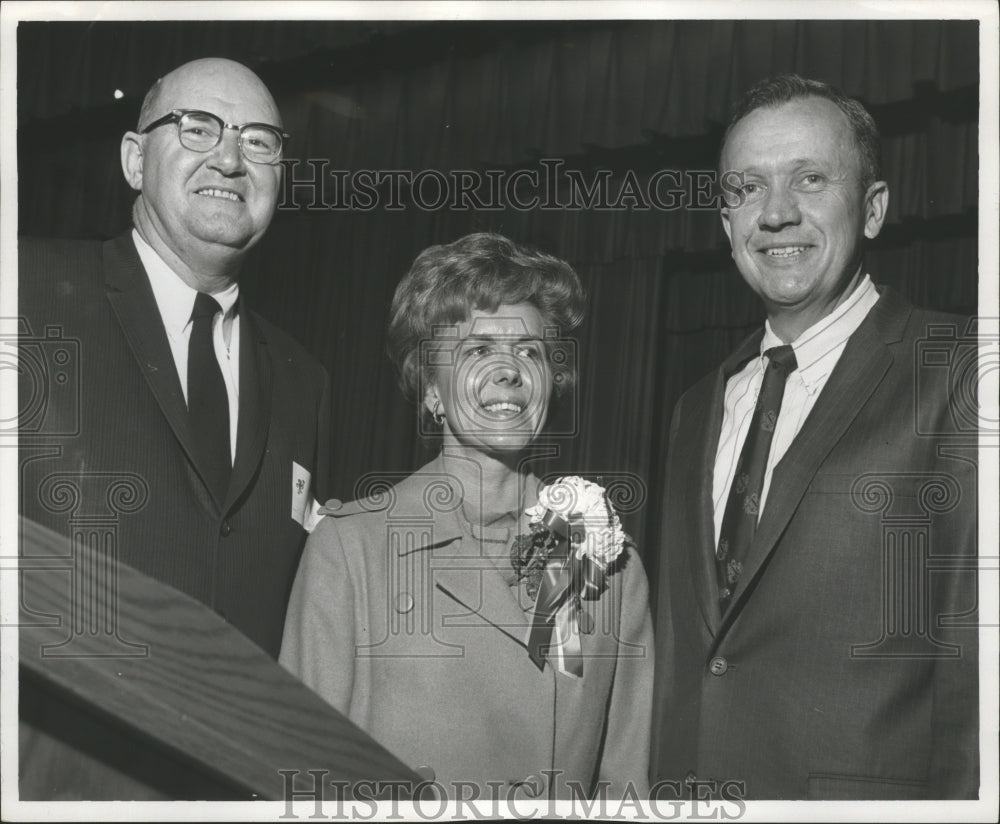 1969 Press Photo John Casey with Pete Matthews and Mrs. Caldwell Snead at Event- Historic Images