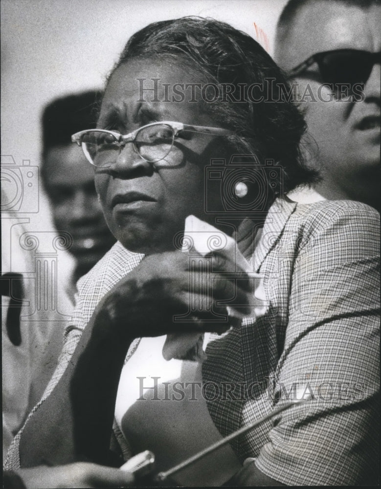 1969 Press Photo Mrs. Edna Drake, Principal of Hooper City School, watches burn- Historic Images