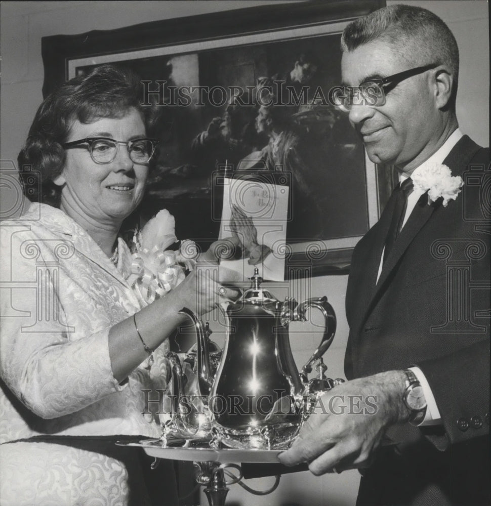 1966 Press Photo Reverend and Mrs. Ernest Flaniken honored, Presbyterian Church- Historic Images