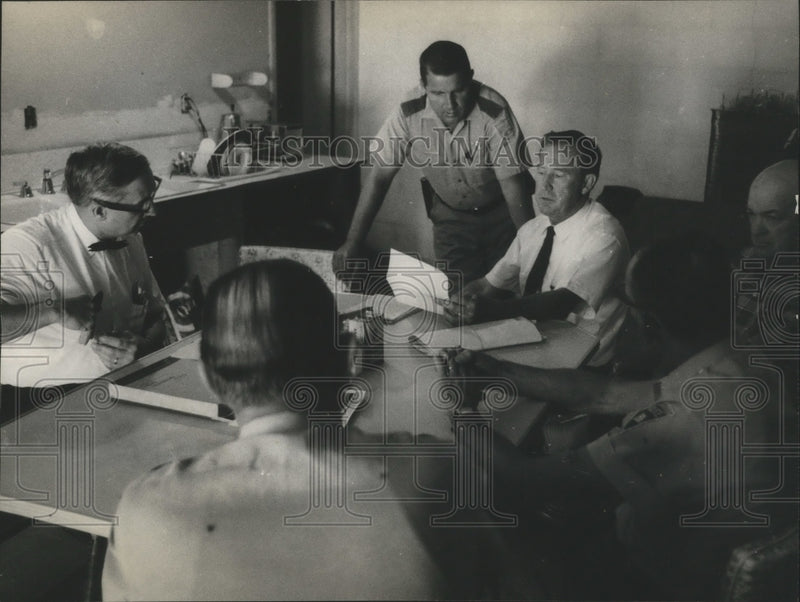Load image into Gallery viewer, Press Photo Deputy Bill Davenport with Other Officers at Meeting - abna28377
