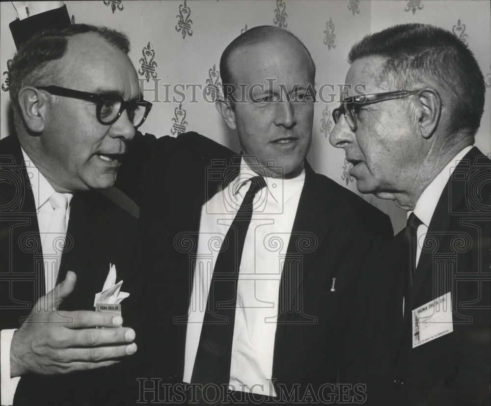 1966 Press Photo Rowland Evans and other news columnists gather for meeting- Historic Images