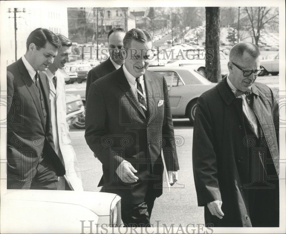 1966 Press Photo Richmond Flowers trailed by reporters- Historic Images