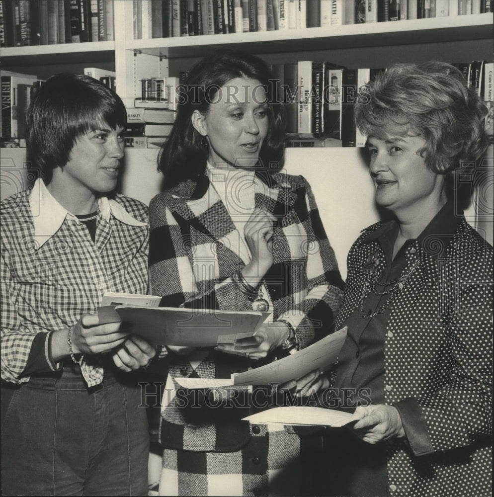 1974 Press Photo Carleen Waller attends Women&#39;s Democratic Club in Birmingham- Historic Images