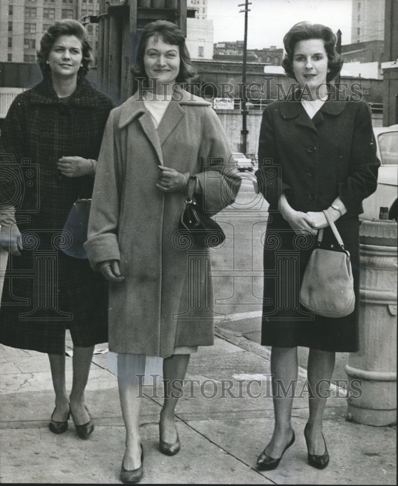 1964 Press Photo Mrs. Bayard S. Tynes, Junior League, Others shop at Nearly New- Historic Images