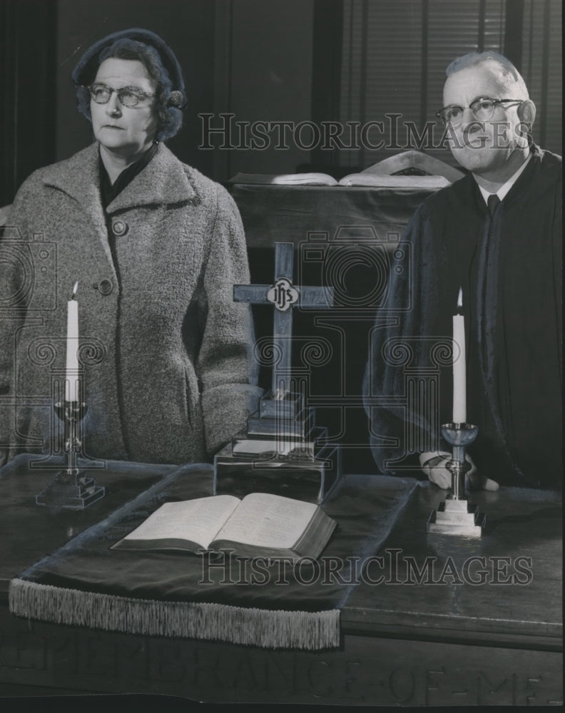 1954 Press Photo East Lake First Presbyterian Church receives memorial gifts- Historic Images