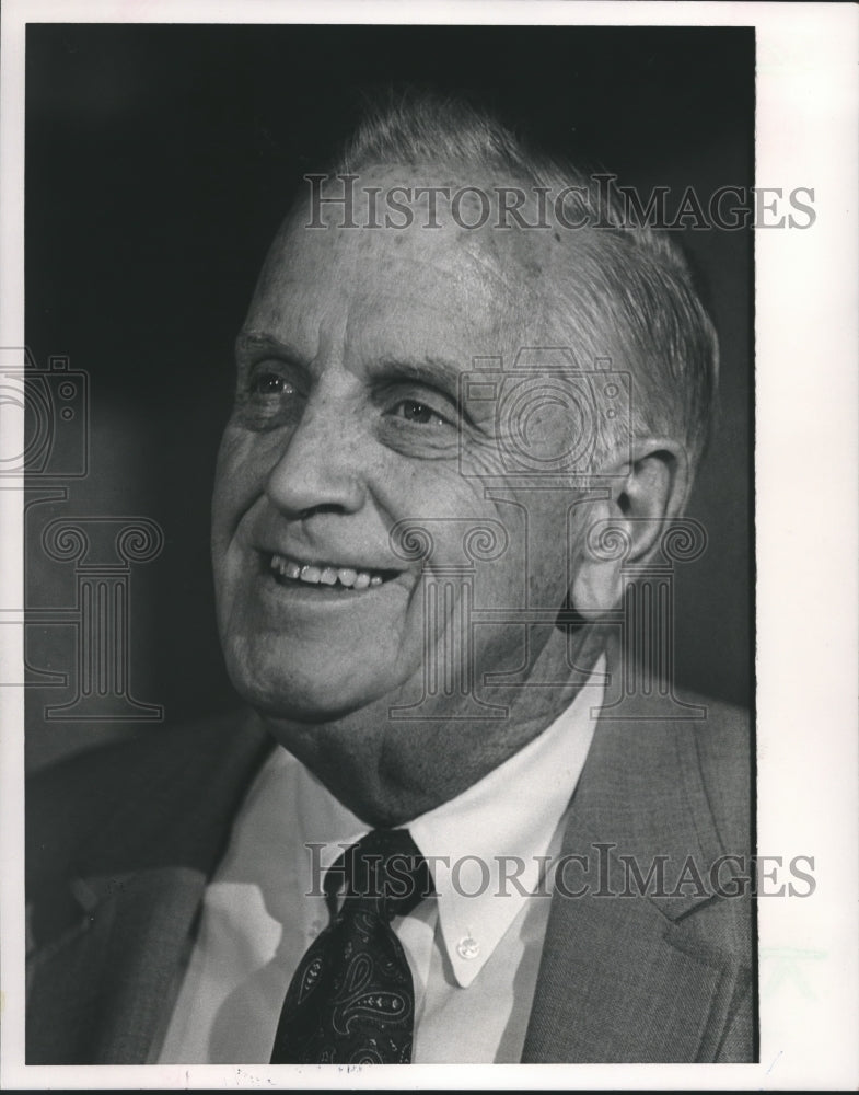 1990 Press Photo Doctor Dewey White beams at press during press conference- Historic Images